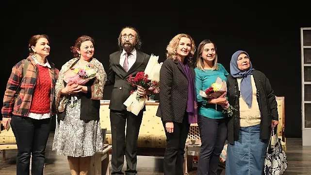 Başkan Çerçioğlu, kırsal mahallelerde yaşayan kadınları tiyatroyla buluşturdu.