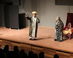 Dikili Belediyesi Tiyatro Topluluğu ilk oyunuyla perdeyi açtı