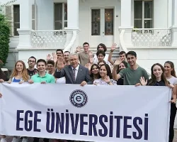 İzmir Büyükşehir Belediyesi, kent belleğinde önemli yeri olan Kültürpark’taki Göl ve Ada gazinolarını aslına uygun bir şekilde yeniliyor.
