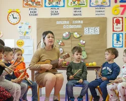 Konak’ta ‘Mutlu Çocuklar Oyun Evleri’ ile çocuklar da anneler de mutlu