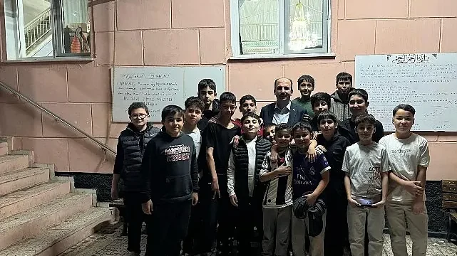 Başkan Altay, Teravih Sonrası Gençlerle Sohbet Etti, Esnafların Çay Davetine Katıldı