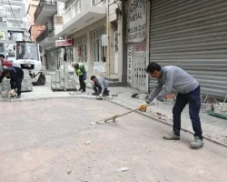 Bayraklı’da yol yenileme ve üst geçit çalışmaları sürüyor