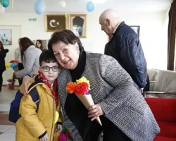 Büyükşehir belediyesi çocuk gelişim merkezi öğrencilerinden didim huzurevi sakinlerine sürpriz ziyaret