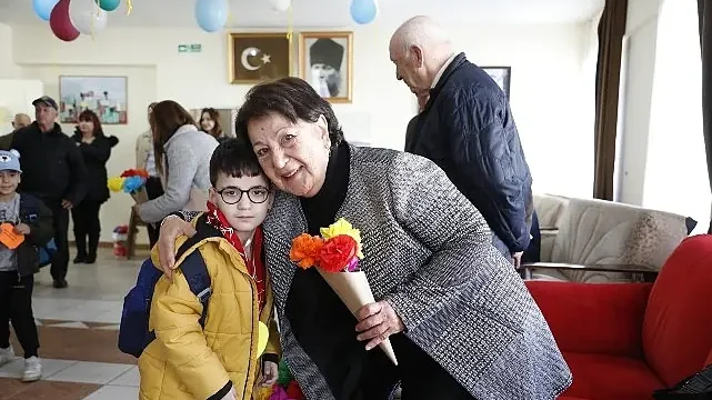 Büyükşehir belediyesi çocuk gelişim merkezi öğrencilerinden didim huzurevi sakinlerine sürpriz ziyaret