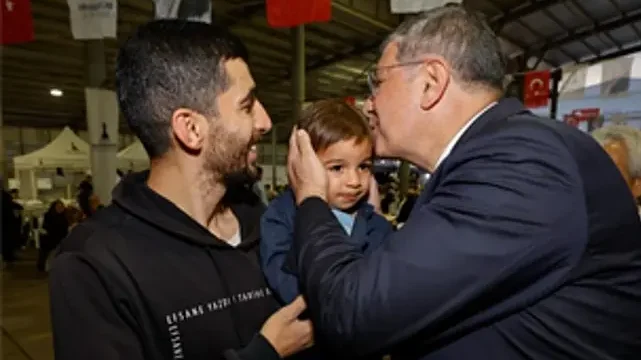 Büyükşehir’in iftar sofrası bu kez Karabağlar’da kuruldu