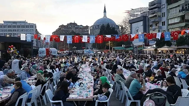 Büyükşehir’in iftar sofrası her gün 3 bin kişiyi ağırlıyor