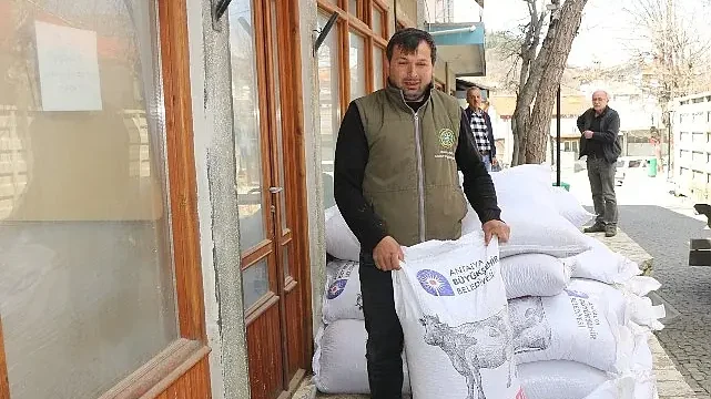 Büyükşehir’in üreticilere yem desteği sürüyor