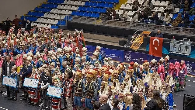 Edremit Belediyesi Halk Oyunları Ekibi İl Birincisi Oldu