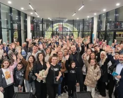 Fenomen Cem Özkök, sevenleri ile bir araya geldi