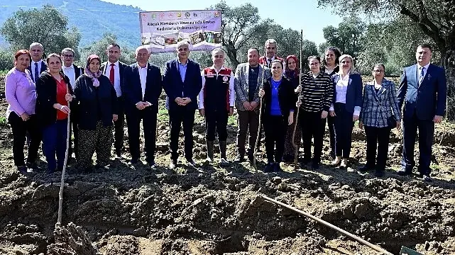 İzmir’de Kadın Çiftçilere Destek: Dut Fidanları Toprakla Buluştu!