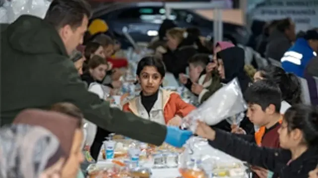 İzmir’in dayanışma sofrası Bayraklı’da kuruldu