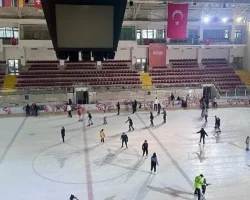 Kadınlar buz pistinde buluştu