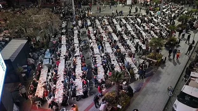 Kadir Gecesi İftarında Burhaniyeliler Cumhuriyet Meydanı’nda Buluştu