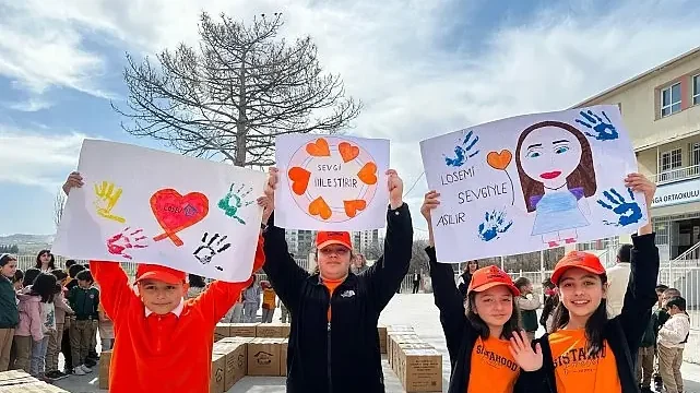 Öğrencilerden lösemili kardeşlerine koli koli mutluluk