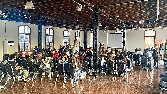 Üniversiteli gençler film analizi için buluştu