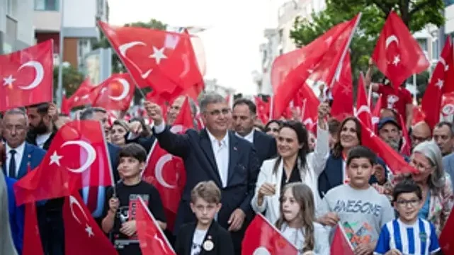 23 Nisan coşkusu İzmir’de sokaklara taştı