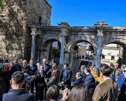 Başkan Böcek sektör temsilcileriyle Kaleiçi’nde
