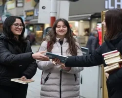 Cumhuriyet Bulvarı’nda kitap sürprizi