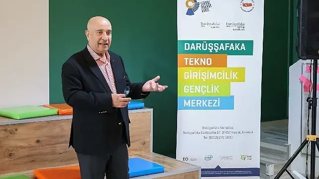 Darüşşafakalı Yazar İsmail Hayri Cem’in yeni kitabı için imza günü düzenlendi