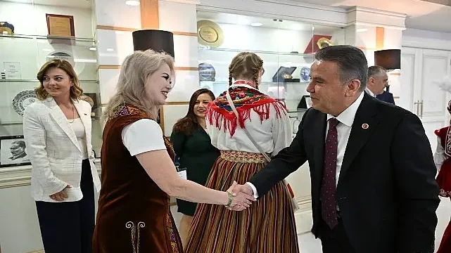 Dünya çocukları Başkan Muhittin Böcek’i ziyaret etti