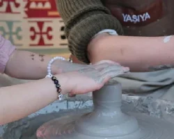 “Gezen Çömlek Atölyesi” çocukların ilgi odağı oldu