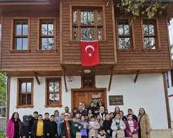 Gölcük Belediye Başkanı Ali Yıldırım Sezer, Gölcük’te en çok kitap okuyan öğrencileri ödüllendirdi