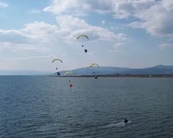İznik’te paramotor gösterisi büyük beğeni topladı.
