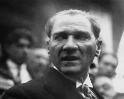 “Karanlıkta Akan Bir Yıldız: Mustafa Kemal Atatürk”