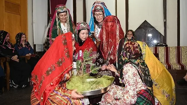 Kına gecesi geleneği Osmangazi’de yaşatıldı