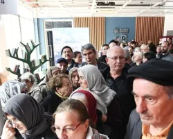 Kitapseverler Osmangazi Belediyesi’nin standında kuyruklar oluşturdu