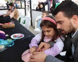 KO-MEK’te 23 Nisan coşkusu renkli şapkalara yansıdı
