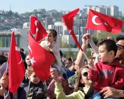 Milli İrade Meydanı çocukların neşesi ile cıvıl cıvıl