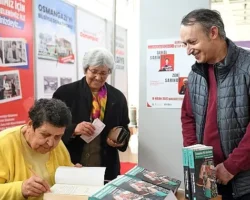 Şenal Sarıhan ve Zeki Sarıhan’a kitapseverlerden yoğun ilgi