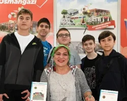 Yazar Halime Yıldız kitaplarını küçük okuyucuları için imzaladı