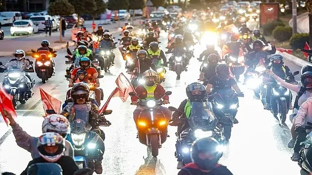 Yenişehir Belediyesi araçlı kortejle 23 Nisan coşkusunu kente yaydı