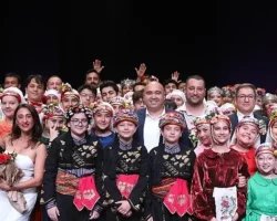 220 dansçı Kuşak ile hem duyguları hem figürleri sahneye taşıdı