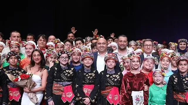220 dansçı Kuşak ile hem duyguları hem figürleri sahneye taşıdı