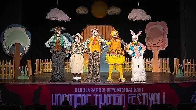 Alkışlar Karabağlar Kent Tiyatrosu’na