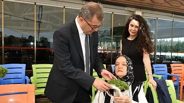 Alzheimer hastaları için Anneler Günü kutlaması
