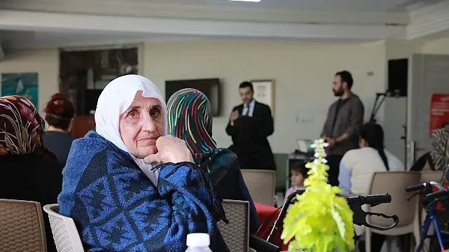 Anneler Günü’nde Huzurevi Sakinlerine Sürpriz Ziyaret