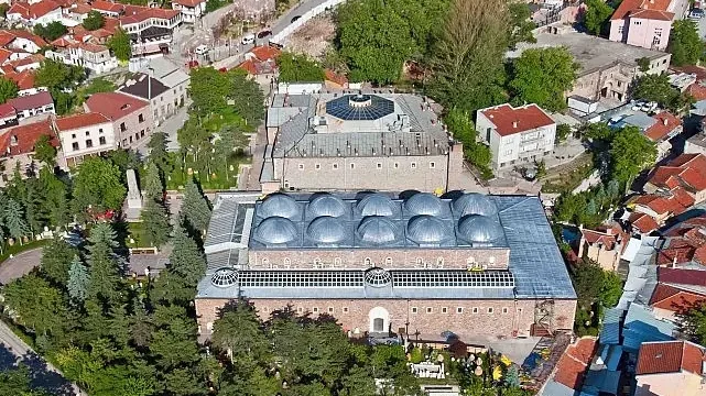 Aracınızı en uygun fiyatlarla kiralayın, Müzeler Haftasında kültür rotası yapın