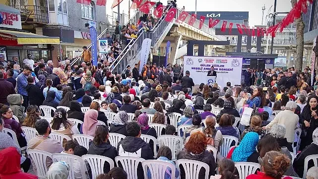 Avcılar’da Anneler Günü Sevgiyle Kutlandı