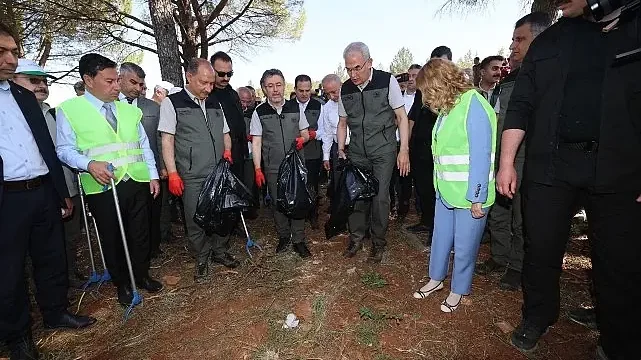 Bakandan yangınlara karşı vatandaşla birlikte orman temizliği