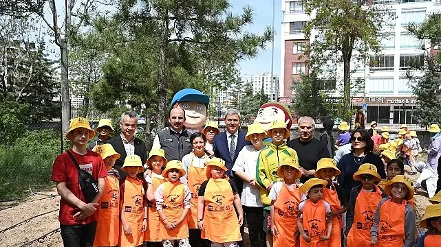 Başkan Altay Özel Gençlerle Birlikte Sebze Fidelerini Toprakla Buluşturdu
