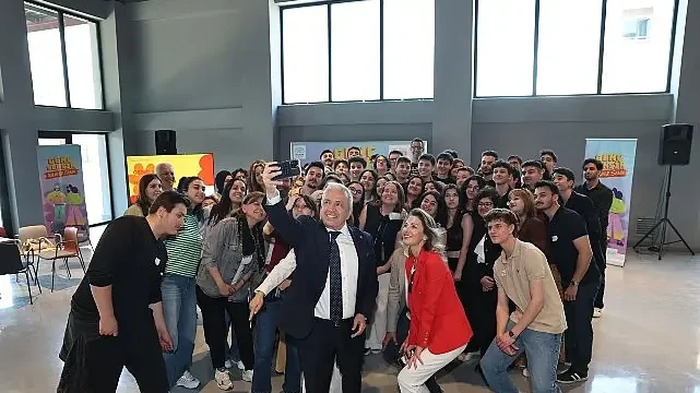 Başkan Şadi Özdemir Gençlik Bayramı’nda gençlerle buluştu