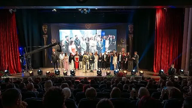 Bedia Muvahhit Tiyatro Ödülleri’nde Manisa Büyükşehir’e Büyük Onur
