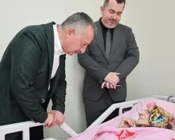 Büyükakın, Anneler Günü’nde şehit ailesi ve huzurevine gitti