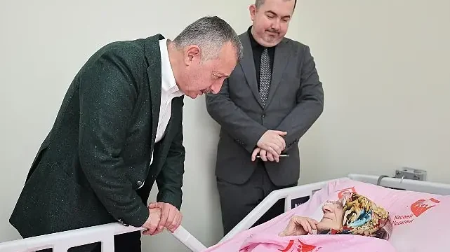 Büyükakın, Anneler Günü’nde şehit ailesi ve huzurevine gitti