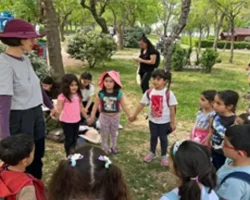 Çocuklar, ormanda keşif ve masal yolculuğunda buluşuyor