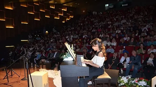 Dikili’de küçük yıldızlar büyük alkış aldı